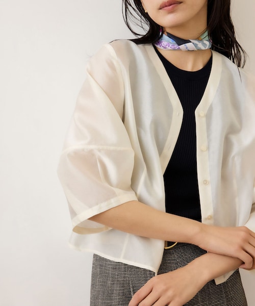 ROPE'(ロペ)の「ランタンスリーブシルクライクブラウス/イージーケア(シャツ/ブラウス・レディース・スミクロ/オフホワイト/ブルー・F)」の1枚目の写真