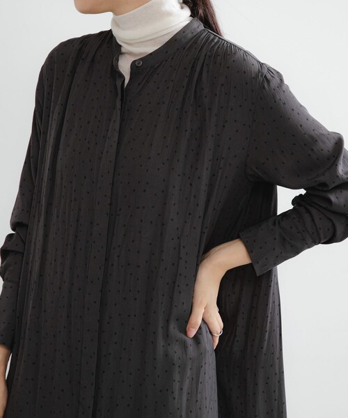 URBAN RESEARCH（アーバンリサーチ）の「ギャザーティアードワンピース（ワンピース・レディース・BLACK/CHARCOAL・Free）」の16枚目の写真