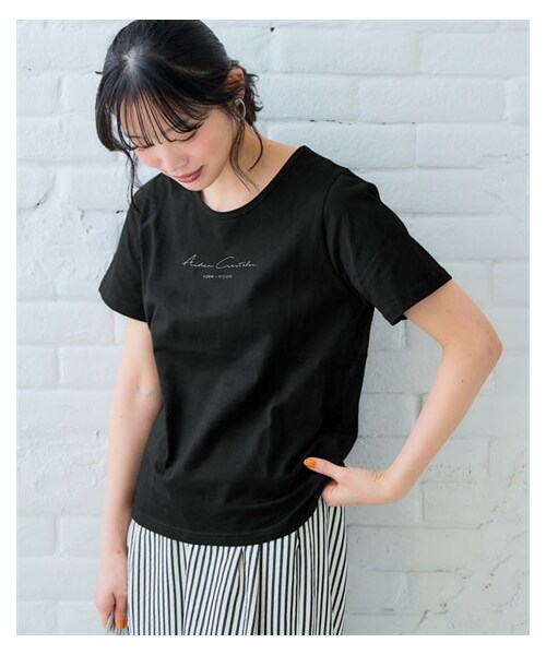 nissen（ニッセン）の「【ひんやりコットン】プリントTシャツ（綿１００％・接触冷感・UVカット）（選べる柄）＜大きいサイズ有＞（Tシャツ/カットソー・レディース・クールロゴ:オフホワイト/クールロゴ:黒/カーブロゴ:チャコールグレー/[在庫限り]カーブロゴ:アイス杢/ブロックデザインロゴ:アイス杢/ドロップ:ブロックデザインロゴ:ネイビー/[在庫限り]ハチドリ:グレージュ/[在庫限り]看板ネコ:モーブピンク/[在庫限り]看板ネコ:グレージュ/[在庫限]リラックス猫スモーキーブルー/5匹のハリネズミ:ピスタチオ/カラフルフラワーロゴ:黒/[在庫限]ハンギングフラワー:ラベンダー/[在庫限り]雑貨フラワー:ミントブルー/大人ロゴ:オフホワイト/レタリングロゴ:チャコールグレー/フレンチロゴ:グレージュ/ほのぼのネコ:ミント/ワンポイントネコ:ブルー/草花:ピンクベージュ/大人ロゴ:黒/筆記ロゴ:黒/雑貨:ダークミント/パイナップル:チャコールグレー/ラビット:ダークピンク/黒ネコ:ソフトブルー/日々ネコ:オートミール・S/M/L/LL/3L/4L/5L/6L/8L/10L）」の6枚目の写真