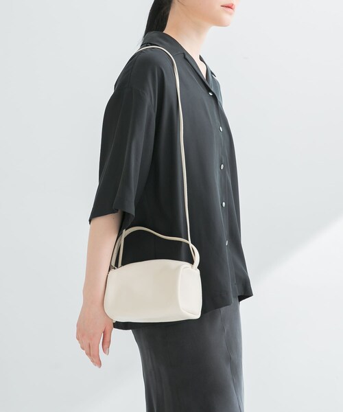URBAN RESEARCH（アーバンリサーチ）の「LEATHER SQUARE SHOULDER（ショルダーバッグ・レディース・IVORY/BLACK・-）」の6枚目の写真