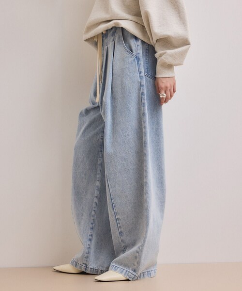 ADAM ET ROPE'(アダムエロペ)の「【WEB限定】2タックカーブデニムパンツ(デニムパンツ・レディース・ブラック/サックス・34/36/38)」の14枚目の写真