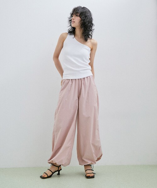 ADAM ET ROPE'（アダムエロペ）の「【DISCUS for ADAM ET ROPE'】別注 NYLON PANTS（カーゴパンツ・レディース・ブラック/ホワイト/ラベンダー・F）」の6枚目の写真