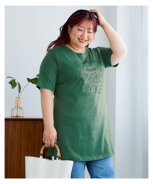 nissen（ニッセン）の「大きいサイズ　【ひんやりコットン】綿１００％ＡラインプリントチュニックＴシャツ（接触冷感・UVカット）（チュニック・レディース・黒(フォトフラワー)/ねこ:セージグリーン/くま:黒/シンプルロゴ:モカベージュ/アメカジ:ネイビー/オーシャン:ネイビー/ドーナツ:オートミール/バンダナ:カーキ/スニーカー:クリーム/フォト風景:チャコールグレー/黒(グラフィック)/オフホワイト(ネコ)/チャコール(モノクロスィーツ)/ネイビー(ハワイ)/グレージュ(ロゴ)(新色)/アイボリー(花瓶)/ミント(鳥)/ピンク(パンダ)/カーキ(サークルロゴ)・L/LL/3L/4L/5L/6L/8L/10L）」の12枚目の写真
