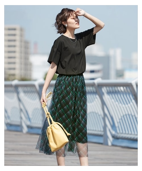 nissen（ニッセン）の「大きいサイズ異素材使いチュールプリントドッキングワンピース（ワンピース・レディース・黒×ターコイズグリーン系チェック/ネイビー×ネイビー系ストライプ/カーキグレー×ベージュ系花柄・L~LL相当/3L~4L相当/5L~6L相当/8L相当/10L相当）」の4枚目の写真