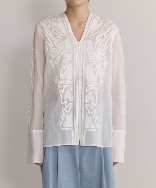 ADAM ET ROPE'(アダムエロペ)の「【EMOELLE】ステッチエンブロイダリーブラウス(シャツ/ブラウス・レディース・ホワイト/キナリ/ブラック/オフホワイト・F)」の1枚目の写真