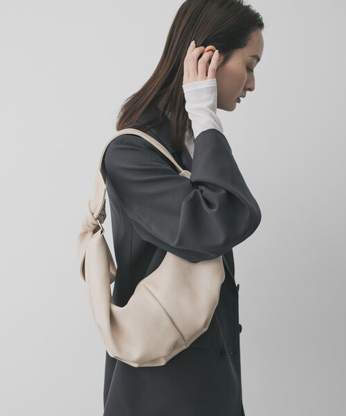 SENSE OF PLACE by URBAN RESEARCH（センスオブプレイスバイアーバンリサーチ）の「クロワッサンショルダーバッグ（ショルダーバッグ・レディース・BLACK/MUSTARD/BEIGE・One）」の2枚目の写真