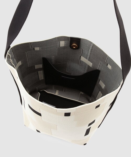 ROPE'（ロペ）の「ジャガードバッグ(Bernice bag_バーニスバッグ)/A4対応・通勤（ショルダーバッグ・レディース・ライトグレー/ベージュ系・F）」の11枚目の写真