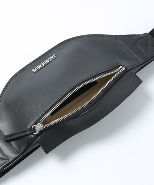 ADAM ET ROPE'（アダムエロペ）の「MENS【JACQUEMUS】LA BANANE MEUNIER（ボディバッグ/ウエストポーチ・メンズ・ブラック・F）」の7枚目の写真