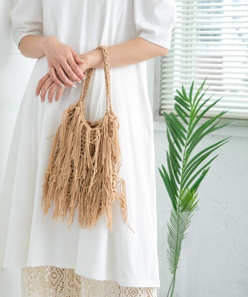 KBF（ケイビーエフ）の「フリンジニットBAG（ハンドバッグ・レディース・GREEN/BEIGE/BLACK・one）」の2枚目の写真