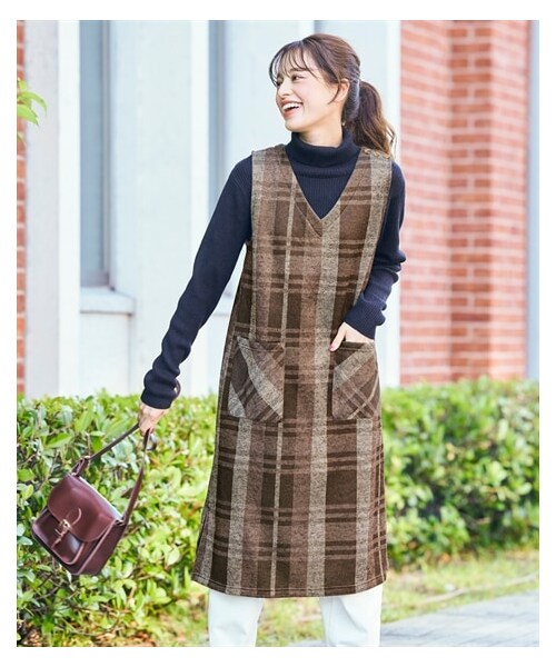 nissen（ニッセン）の「大きいサイズ　裏起毛ジャンパースカート（ワンピース・レディース・黒×ベージュ系/ネイビー×ベージュ系/黒無地/グレー系/ブラウン系・L/LL/3L/4L/5L/6L/8L/10L）」の17枚目の写真