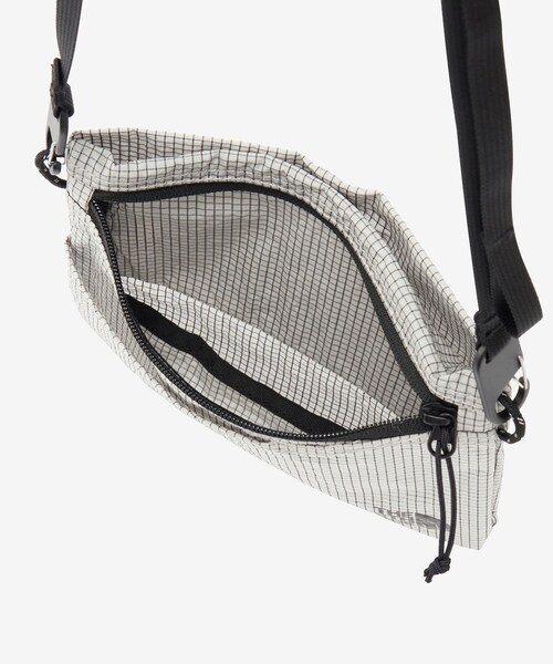 URBAN RESEARCH Sonny Label（アーバンリサーチサニーレーベル）の「THE NORTH FACE　RAFTER SHOULDER POUCH S（ショルダーバッグ・メンズ・ブラック/ティングレー・One）」の9枚目の写真