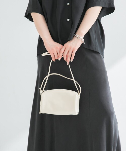 URBAN RESEARCH（アーバンリサーチ）の「LEATHER SQUARE SHOULDER（ショルダーバッグ・レディース・IVORY/BLACK・-）」の5枚目の写真