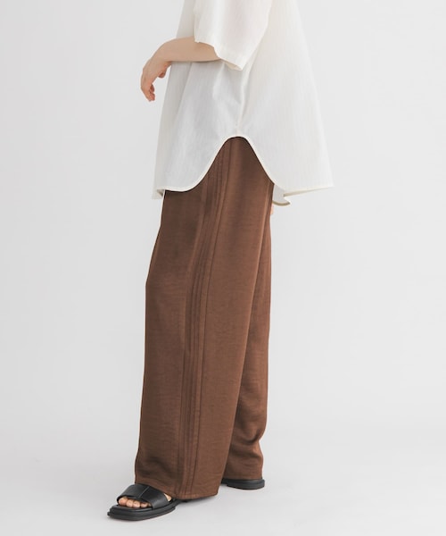 KBF(ケイビーエフ)の「タックラインイージーサテンパンツ(その他パンツ・レディース・BROWN/BEIGE/NAVY・One)」の1枚目の写真