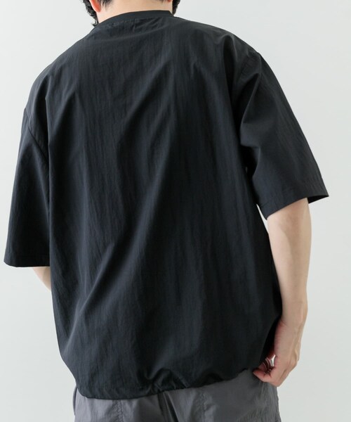 ITEMS URBANRESEARCH（アイテムズ アーバンリサーチ）の「『撥水/イージーケア/接触冷感/UVカット』タスランナイロンクルーネックドロストTシャツ（Tシャツ/カットソー・メンズ・BLK/CHA/NVY・M/L）」の7枚目の写真