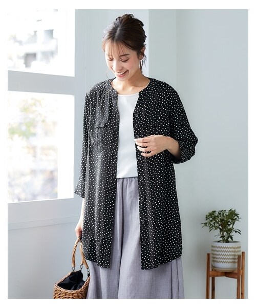 nissen（ニッセン）の「＜大きいサイズ＞接触冷感うすカル柔らか７分袖ダブルポケットシャツチュニック（チュニック・レディース・ネイビー系:花/ブルー系:チェック/黒系:ドット/グレー系:アラベスク/オフホワイト系:木の実柄/ダークネイビー系小紋柄/ネイビー系小花柄/ネイビー系チェック・L/LL/3L/4L/5L/6L/8L/10L）」の4枚目の写真