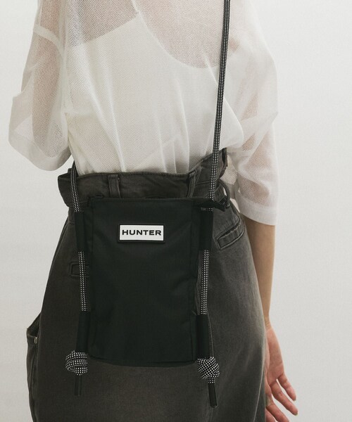 ADAM ET ROPE'(アダムエロペ)の「【HUNTER for ADAM ET ROPE'】別注トラベルフォンポーチ(ショルダーバッグ・レディース・ブラック/ホワイト・F)」の9枚目の写真