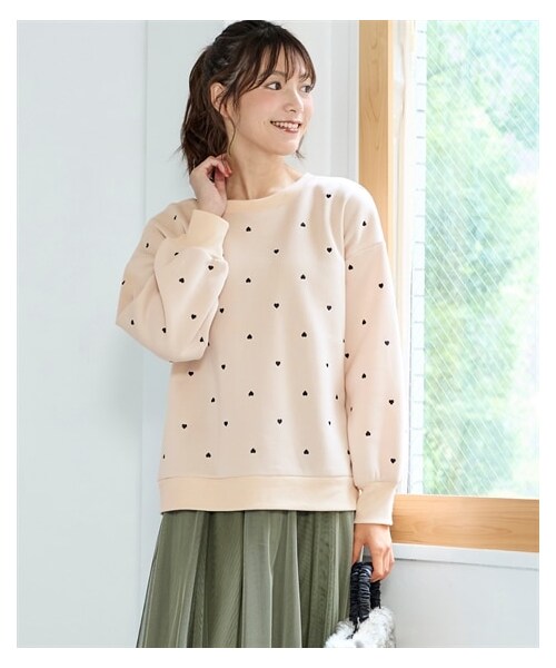 nissen（ニッセン）の「大きいサイズ　柔らか裏起毛ハート柄刺しゅうゆるトレーナー（スウェット・レディース・オートミール×ネイビー/黒×ホワイト/スモーキーブルー系/グレーベージュ系・L/LL/3L/4L/5L/6L/8L/10L）」の3枚目の写真