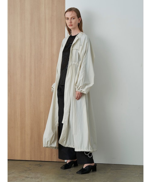 ELENDEEK（エレンディーク）の「PAPER NYLON GATHER CT（ナイロンジャケット・レディース・ベージュ/ブラック/オフホワイト・01/02）」の3枚目の写真