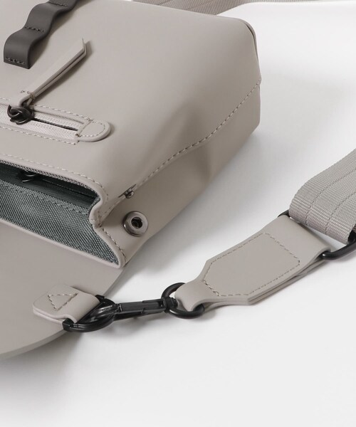 SENSE OF PLACE by URBAN RESEARCH（センスオブプレイスバイアーバンリサーチ）の「GASTON LUGA　Splash Crossbody Bag（ショルダーバッグ・メンズ・BLACK/TAUPE/BROWN・One）」の11枚目の写真