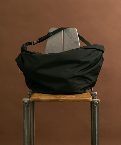 RODE SKO（ロデスコ）の「撥水ビッグボディバッグ（ショルダーバッグ・メンズ・BLACK/GREEN・one）」の4枚目の写真