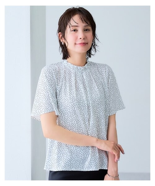 nissen（ニッセン）の「【ひんやり接触冷感】カットソー素材フリルネックドットブラウス＜大きいサイズ有＞（シャツ/ブラウス・レディース・オフ系ドット/ネイビー系ドット・M/L/LL/3L/4L）」の3枚目の写真
