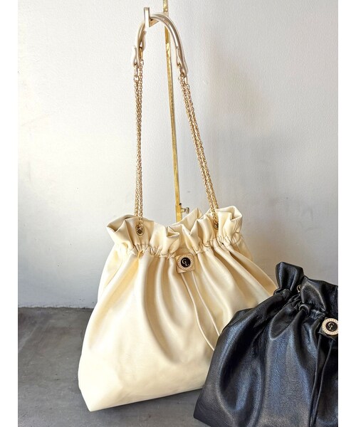 CALNAMUR（カルナムール）の「ショルダーチェーンドローストリングバッグ（ショルダーバッグ・レディース・ブラック/ライトイエロー/シルバー・F）」の4枚目の写真