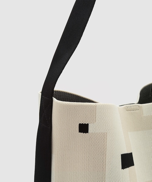 ROPE'（ロペ）の「ジャガードバッグ(Bernice bag_バーニスバッグ)/A4対応・通勤（ショルダーバッグ・レディース・ライトグレー/ベージュ系・F）」の7枚目の写真