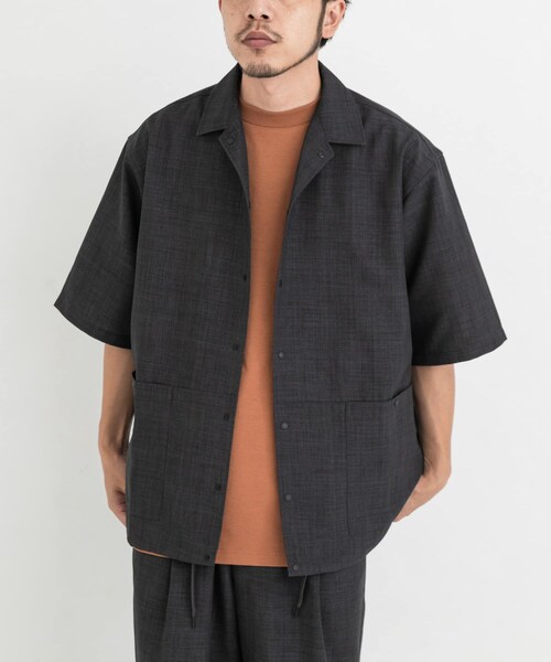 EKAL（エカル）の「『吸水速乾/UVカット/UR TECH』ハイツイストショートスリーブシャツ（シャツ/ブラウス・メンズ・モカグレー/チャコール・M/L）」の5枚目の写真