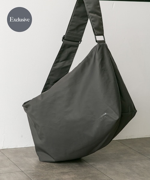 URBAN RESEARCH DOORS(アーバンリサーチドアーズ)の「『別注』YAKPAK×DOORS SHOULDER BAG(ショルダーバッグ・メンズ・CHARCOAL/BLACK/GREIGE・-)」の2枚目の写真