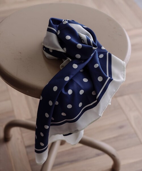 URBAN RESEARCH DOORS(アーバンリサーチドアーズ)の「ドットスカーフ(バンダナ/スカーフ・レディース・NAVY/BEIGE/SILVER・One/one)」の4枚目の写真