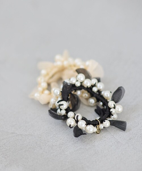 VIS（ビス）の「パールリボンヘアゴム（ヘアゴム・レディース・ブラック/キナリ系・F）」の2枚目の写真