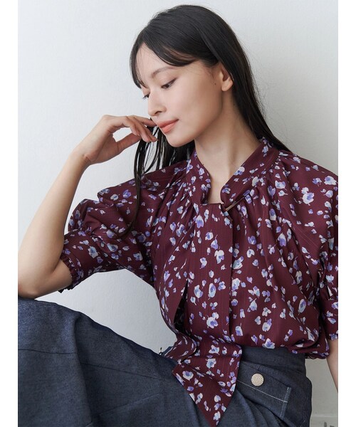 TONAL(トーナル)の「フラワーシアーJQボウタイブラウス(シャツ/ブラウス・レディース・ボルドー/ネイビー・M)」の2枚目の写真