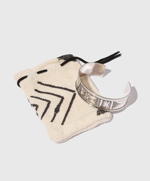 ADAM ET ROPE'(アダムエロペ)の「【Adawat'n Tuareg/アダワット トゥアレグ】Agharass(バングル/リストバンド・メンズ・シルバー・M/S)」の9枚目の写真