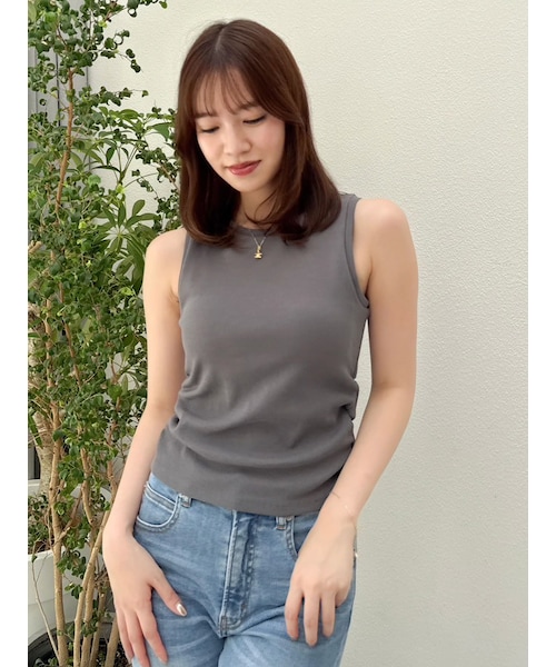 dazzlin（ダズリン）の「【吉田朱里】涼感加工ギャザーノースリリブトップス（タンクトップ・レディース・オフホワイト/チャコールグレー/ブラック/ピンク・F）」の9枚目の写真