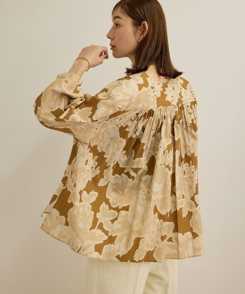 ROPE'（ロペ）の「【DEVEAUX（デヴォー）】別注ボカシフラワーボリュームスリーブブラウス/洗える（シャツ/ブラウス・レディース・ブラウン系/オレンジ系・F）」の9枚目の写真