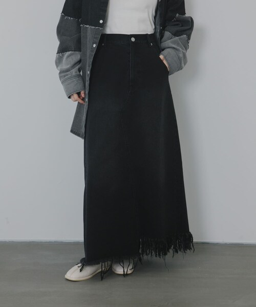 KBF(ケイビーエフ)の「アシメフリンジデニムスカート(デニムスカート・レディース・L.BLUE/BLACK・One)」の1枚目の写真