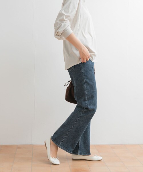 URBAN RESEARCH DOORS（アーバンリサーチドアーズ）の「ストレッチフレアデニムパンツ（デニムパンツ・レディース・INDIGO/L/INDIGO・S/M）」の21枚目の写真