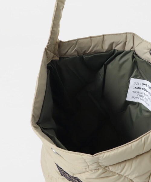 ITEMS URBANRESEARCH（アイテムズ アーバンリサーチ）の「TAION　Cross Body Down Bag -M（ショルダーバッグ・メンズ・BLK/G.BEIGE/D.OLIVE/D.NAVY/PAINT CAMO・-）」の19枚目の写真