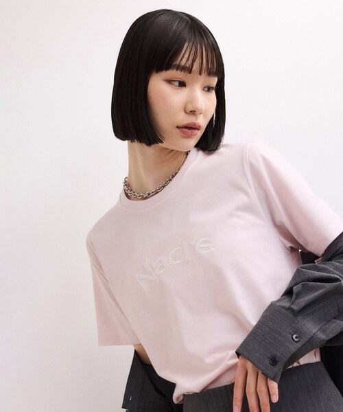 ADAM ET ROPE'(アダムエロペ)の「【WEB限定】クリーンタッチコットン刺しゅうロゴT(Tシャツ/カットソー・レディース・ホワイト/ダークブラウン/ネイビー/ピンク系・F)」の4枚目の写真