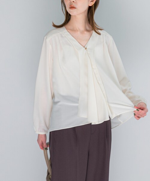 URBAN RESEARCH ROSSO（アーバンリサーチロッソ）の「ウォッシャブルVネックフレアブラウス（シャツ/ブラウス・レディース・OFF WHITE/CHARCOAL・FREE）」の7枚目の写真