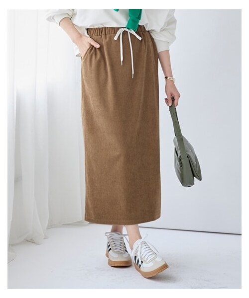 nissen（ニッセン）の「カットコーデュロイバックスリットナロースカート＜大きいサイズ有＞（スカート・レディース・グレージュ/ライトブラウン/黒/オリーブグリーン/チャコールグレー/ターコイズブルー/ライトピンク・L/LL/3L/4L/5L/6L/8L/10L/S/M）」の6枚目の写真