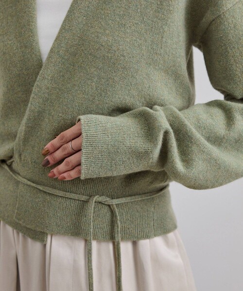 ADAM ET ROPE'（アダムエロペ）の「【extreme cashmere（エクストリーム・カシミア）】ella ニットカーディガン（カーディガン/ボレロ・レディース・グリーン系/カーキ系・F）」の17枚目の写真