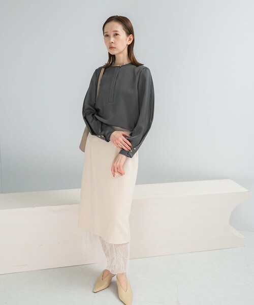 URBAN RESEARCH ROSSO（アーバンリサーチロッソ）の「ピーチサテンデザインスリーブブラウス（シャツ/ブラウス・レディース・OFF WHITE/CHARCOAL・Free）」の18枚目の写真