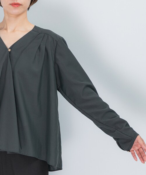 URBAN RESEARCH ROSSO（アーバンリサーチロッソ）の「ウォッシャブルVネックフレアブラウス（シャツ/ブラウス・レディース・OFF WHITE/CHARCOAL・FREE）」の21枚目の写真