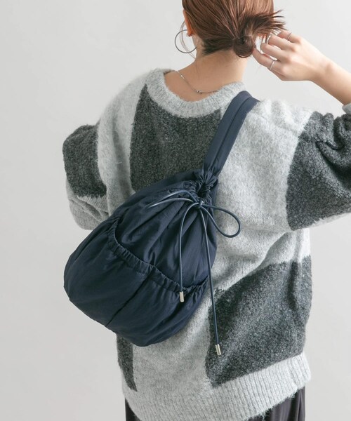 KBF（ケイビーエフ）の「ナイロンパファーボンサック（ショルダーバッグ・レディース・IVORY/BROWN/NAVY・one）」の3枚目の写真