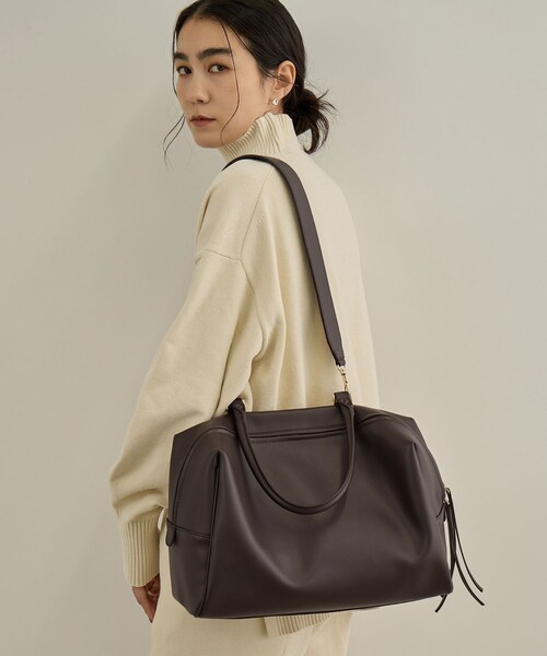 ADAM ET ROPE'(アダムエロペ)の「【WEB限定】スプリットレザーワンハンドルボストンバッグ / A4対応(ボストンバッグ・レディース・ブラック/ダークブラウン・F)」の8枚目の写真