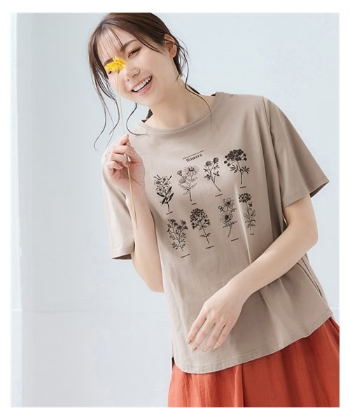 nissen（ニッセン）の「【吸汗速乾】裾ラウンドプリントＴシャツ＜大きいサイズ有＞（Tシャツ/カットソー・レディース・オフホワイト:フレンチロゴ/黒:フレンチロゴ/在庫限り_黒:ロゴ/在庫限り_アイスブルー:カレッジロゴ/在庫限り_オフホワイト:カレッジロゴ/在庫限り_ピンクベージュ:花ロゴ/在庫限り_グレージュ:草木/在庫限り_ライトカーキ:ブックネコ/在庫限り_杢グレー:胸ネコ/在庫限り_グレージュ:胸ネコ/オートミール:花/グレージュ:大人ロゴ/グレー:カレッジロゴ/黒:胸ネコ/ブルー:ブックネコ/ダスティピンク:オーシャン/ダスティミント:ペンギン/ライトグレー杢:ネコ/コーラルピンク:花/ネイビー:スマイル/アイスブルー:ハートロゴ・S/M/L/LL/3L/4L/5L/6L）」の10枚目の写真