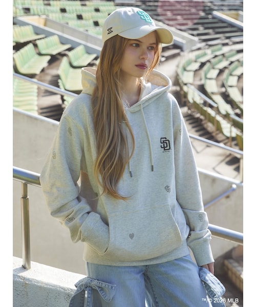 dazzlin（ダズリン）の「【MLB × New Era × dazzlin】ミニロゴアートフーディ（スウェット・レディース・アイボリー/グレー/ネイビー・L/F）」の2枚目の写真