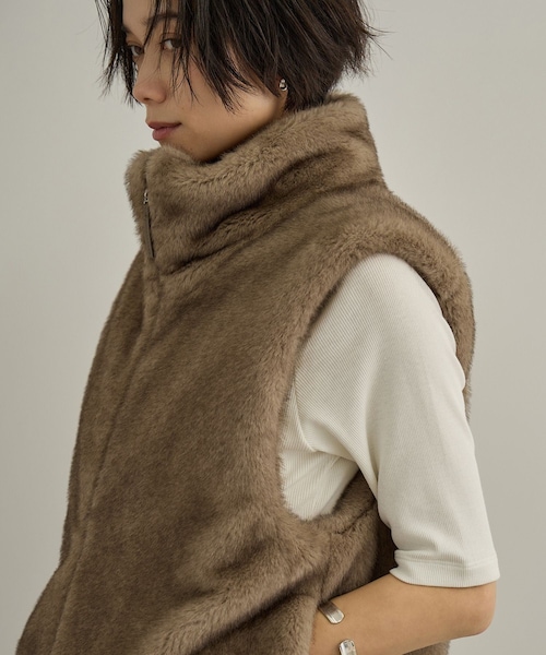 ADAM ET ROPE'(アダムエロペ)の「フェイクミンクファージレ(ベスト・レディース・チャコール/ブラウン・F)」の2枚目の写真