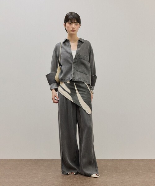 ADAM ET ROPE'(アダムエロペ)の「【定番】・【追加】ライトデニムイージーパンツ(デニムパンツ・レディース・ブラック/ブルー系/サックス・34/36/38)」の22枚目の写真